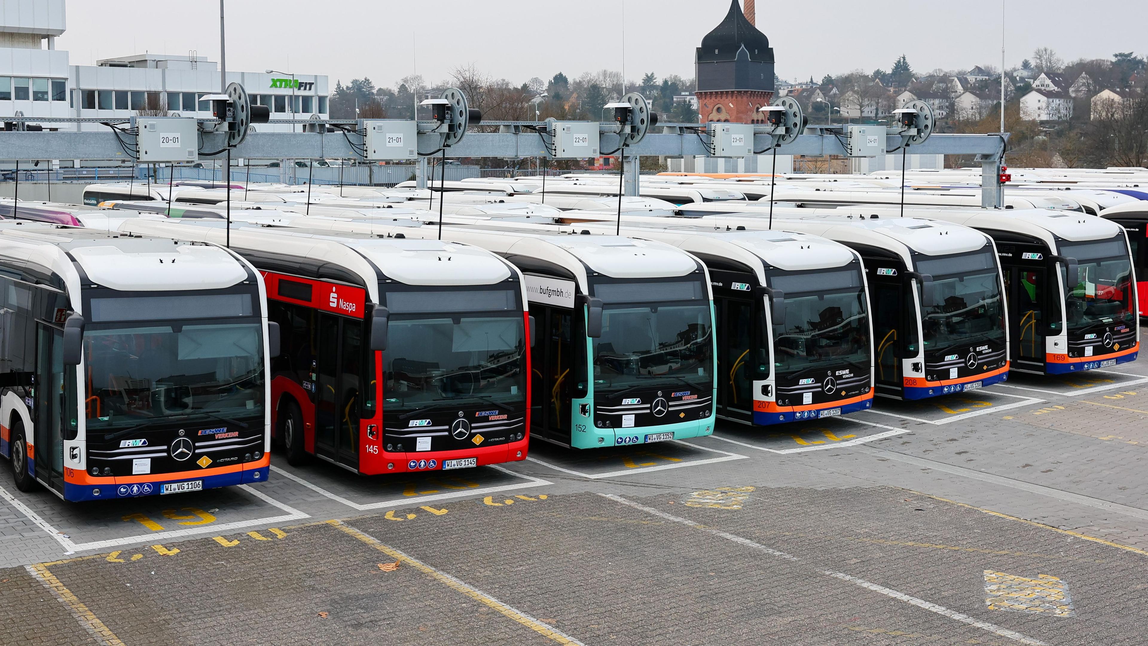 Wiesbaden: Abgestellte Elektro-Busse der ESWE Verkehrsgesellschaft stehen im Busdepot in der Gartenfeldstraße während eines Warnstreiks im öffentlichen Dienst in Hessen.