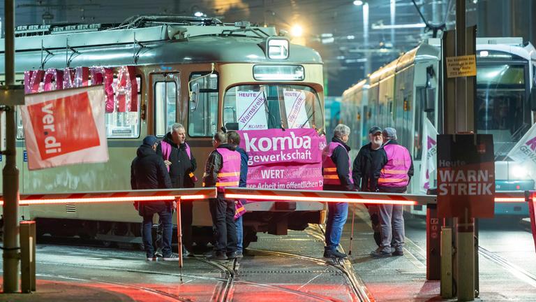 Hessen, Frankfurt/Main: Mitarbeiter im öffentlichen Personennahverkehr (ÖPNV) in Hessen stehen bei einem Warnstreik der Gewerkschaften Verdi und Komba vor dem Straßenbahndepot im Frankfurter Bahnhofsviertel.