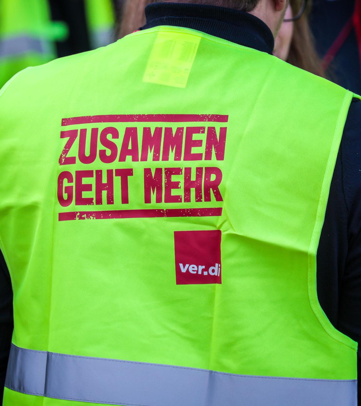Ein Streikender trägt bei einer Demonstration durch die Innenstadt in Bremen eine Warnweste der Gewerkschaft Verdi.