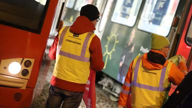 Nordrhein-Westfalen, Köln: Streikende stehen vor Bahnen.