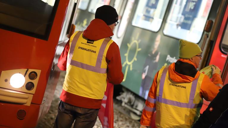 Nordrhein-Westfalen, Köln: Streikende stehen vor Bahnen.