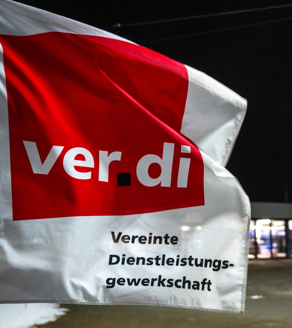 Eine Verdi-Fahne weht vor dem Eingangstor des NVS-Betriebshof in Schwerin.