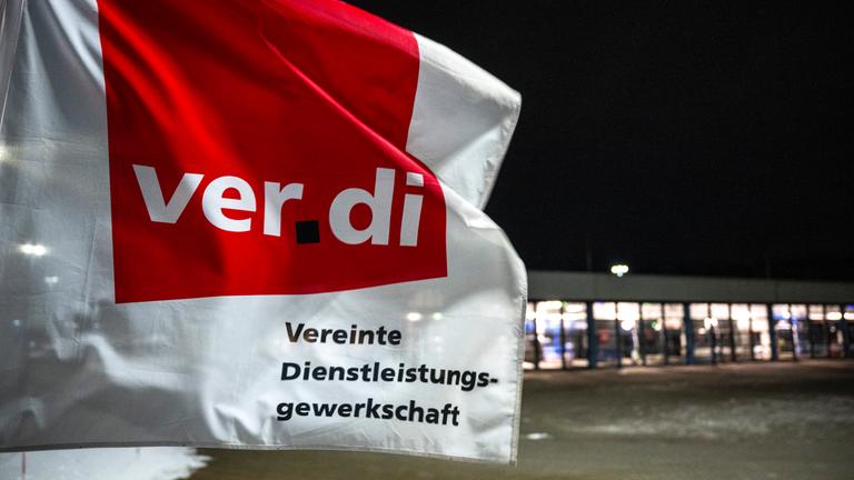 Eine Verdi-Fahne weht vor dem Eingangstor des NVS-Betriebshof in Schwerin.