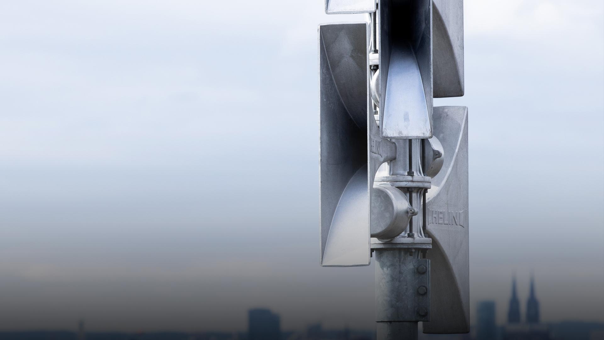 Archiv: Alarmsirene auf dem Dach eines Krankenhauses bei Köln