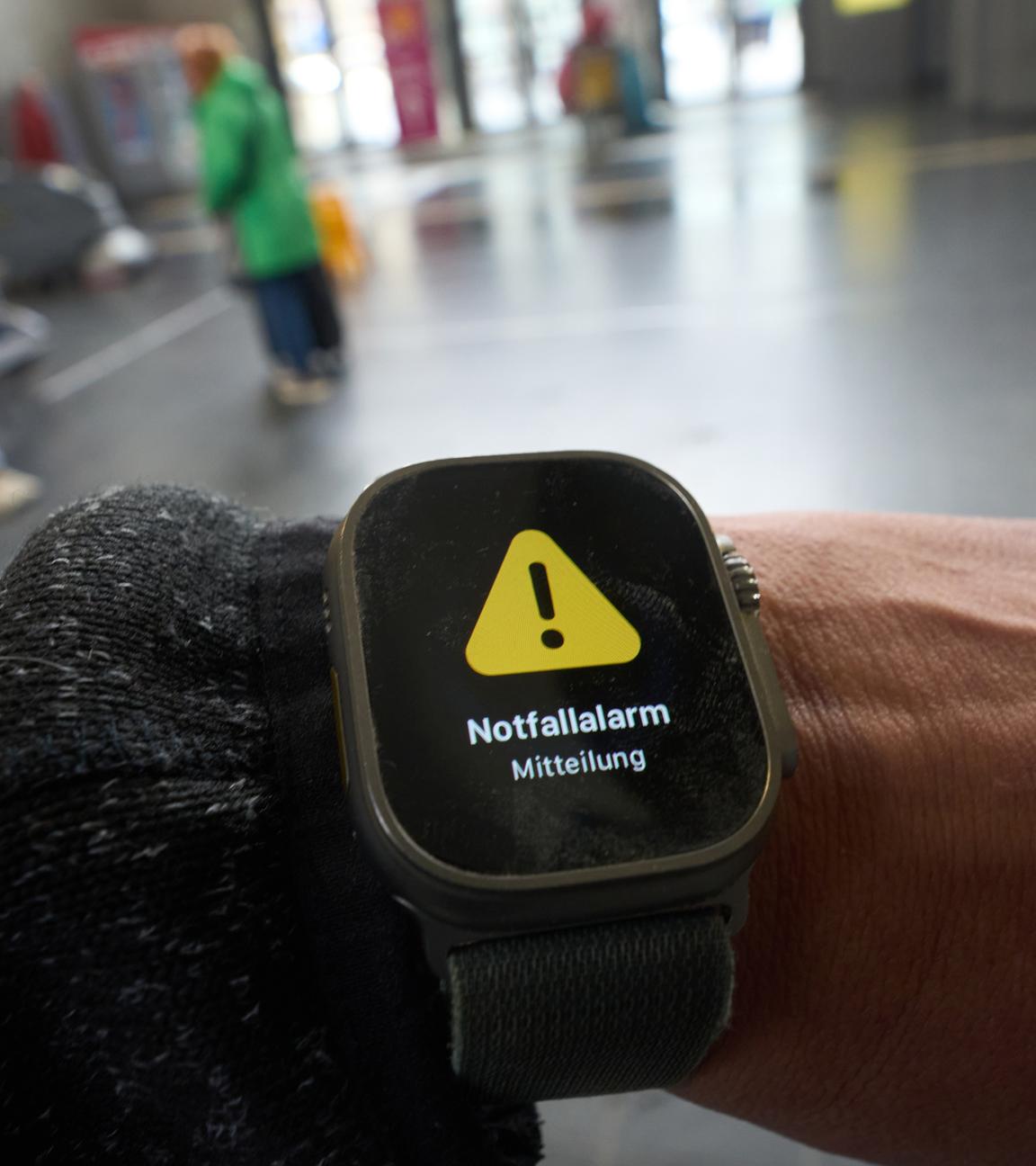  Ein Warnhinweis wird am Landesweiten Warntag mit zentralem Probealarm für alle Warnapps auf einer Smartwatch angezeigt.
