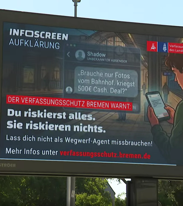 In Bremen wird auf einer digitalen Werbefläche vor der Anwerbung als "Wegwerfagent" gewarnt.