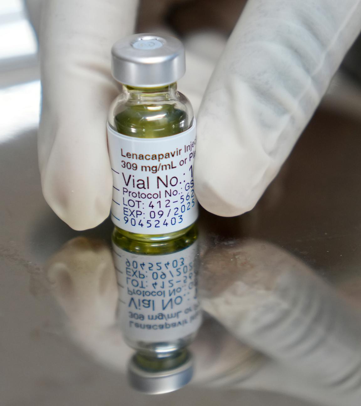 Ein Apotheker hält ein Fläschchen mit Lenacapavir, dem neuen injizierbaren Medikament zur HIV-Prävention, am Masiphumelele-Forschungsstandort der Desmond Tutu Health Foundation in Kapstadt, Südafrika