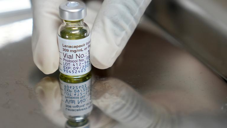 Ein Apotheker hält ein Fläschchen mit Lenacapavir, dem neuen injizierbaren Medikament zur HIV-Prävention, am Masiphumelele-Forschungsstandort der Desmond Tutu Health Foundation in Kapstadt, Südafrika