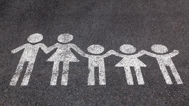Straßenmarkierung Familienparkplatz