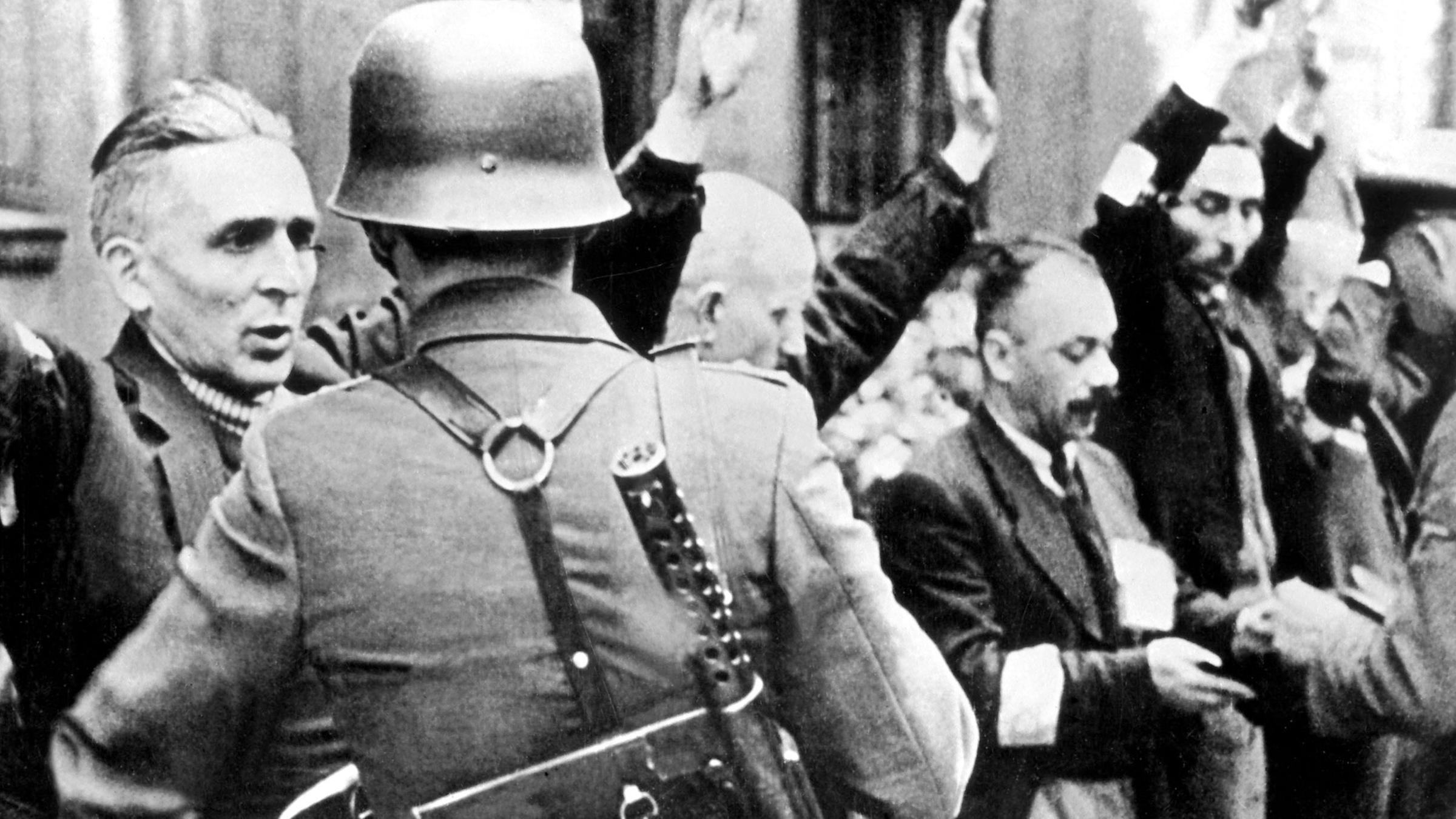Archiv: Kontrolle von Bewohnern des Warschauer Ghettos durch die Nazis