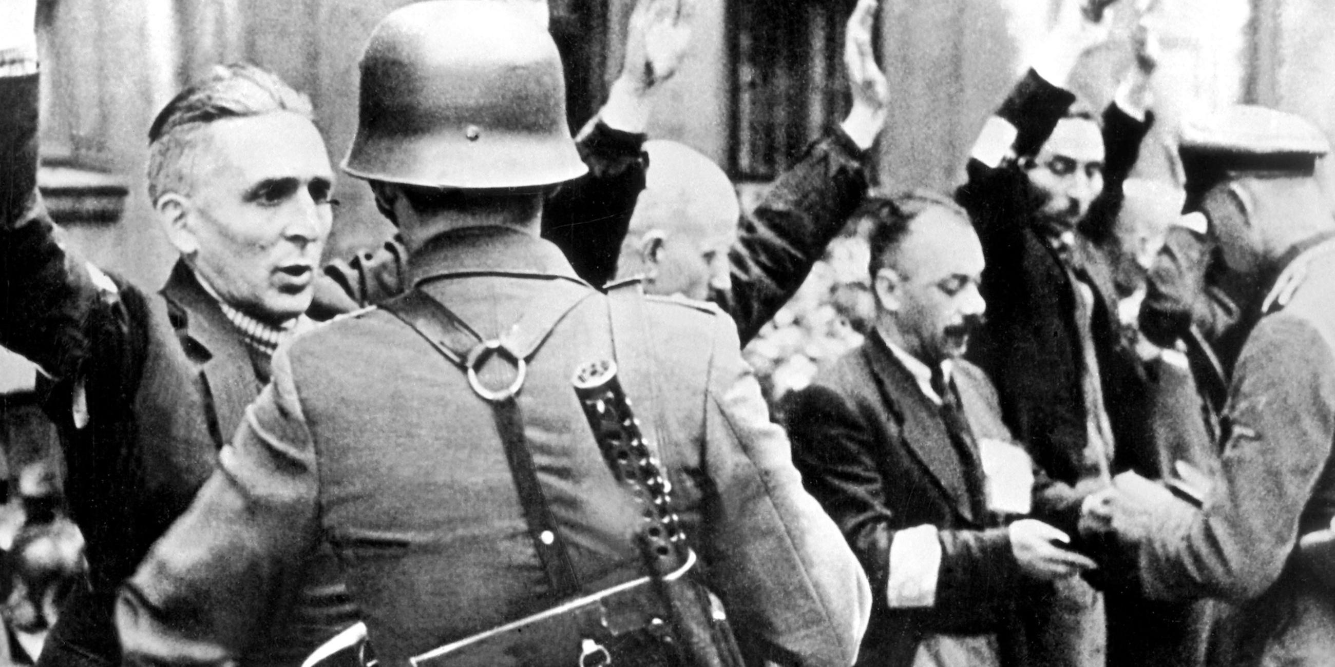 Archiv: Kontrolle von Bewohnern des Warschauer Ghettos durch die Nazis
