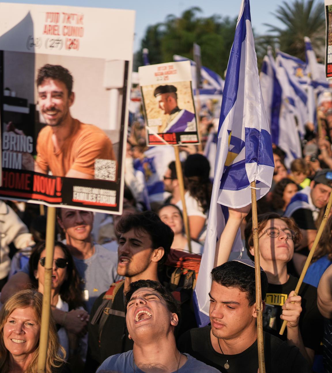 Israelis jubeln während sie auf die Freilassung der Geiseln auf dem Platz der Geiseln in Tel Aviv am 13.10.2025 warten.