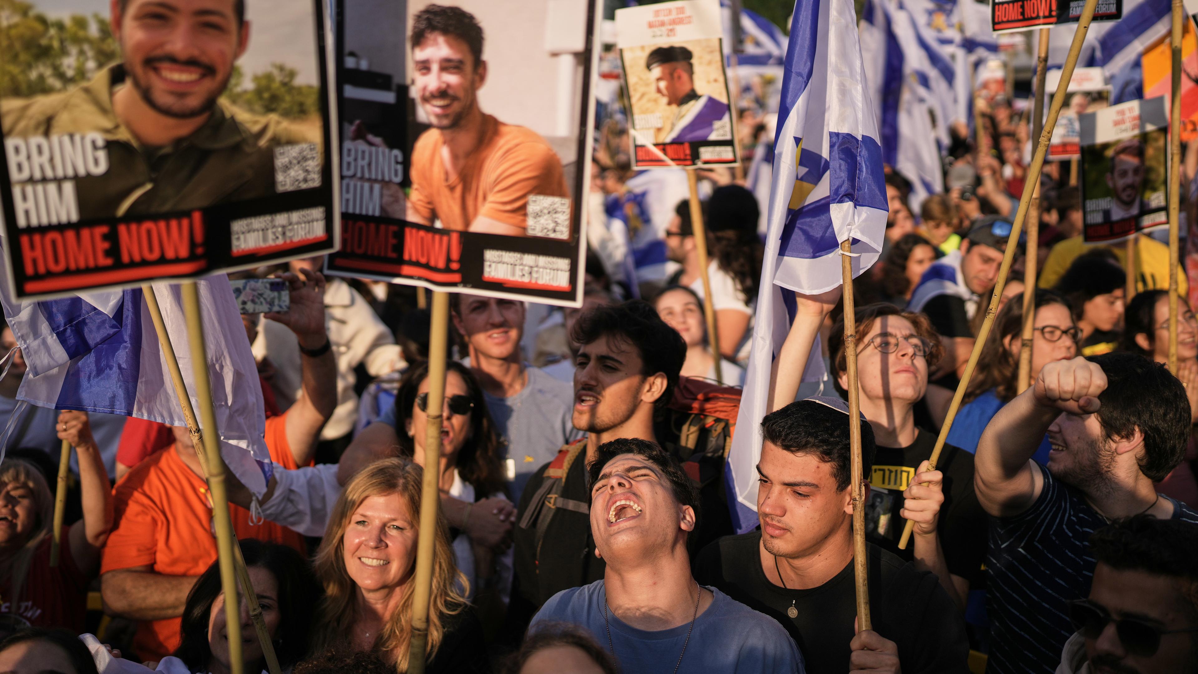Israelis jubeln während sie auf die Freilassung der Geiseln auf dem Platz der Geiseln in Tel Aviv am 13.10.2025 warten.