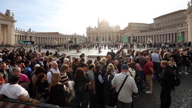 Tausende Gläubige versammeln sich im Petersdom im Vatikan, um dem Leichnam des Papstes die letzte Ehre zu erweisen. 