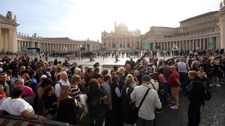 Tausende Gläubige versammeln sich im Petersdom im Vatikan, um dem Leichnam des Papstes die letzte Ehre zu erweisen. 