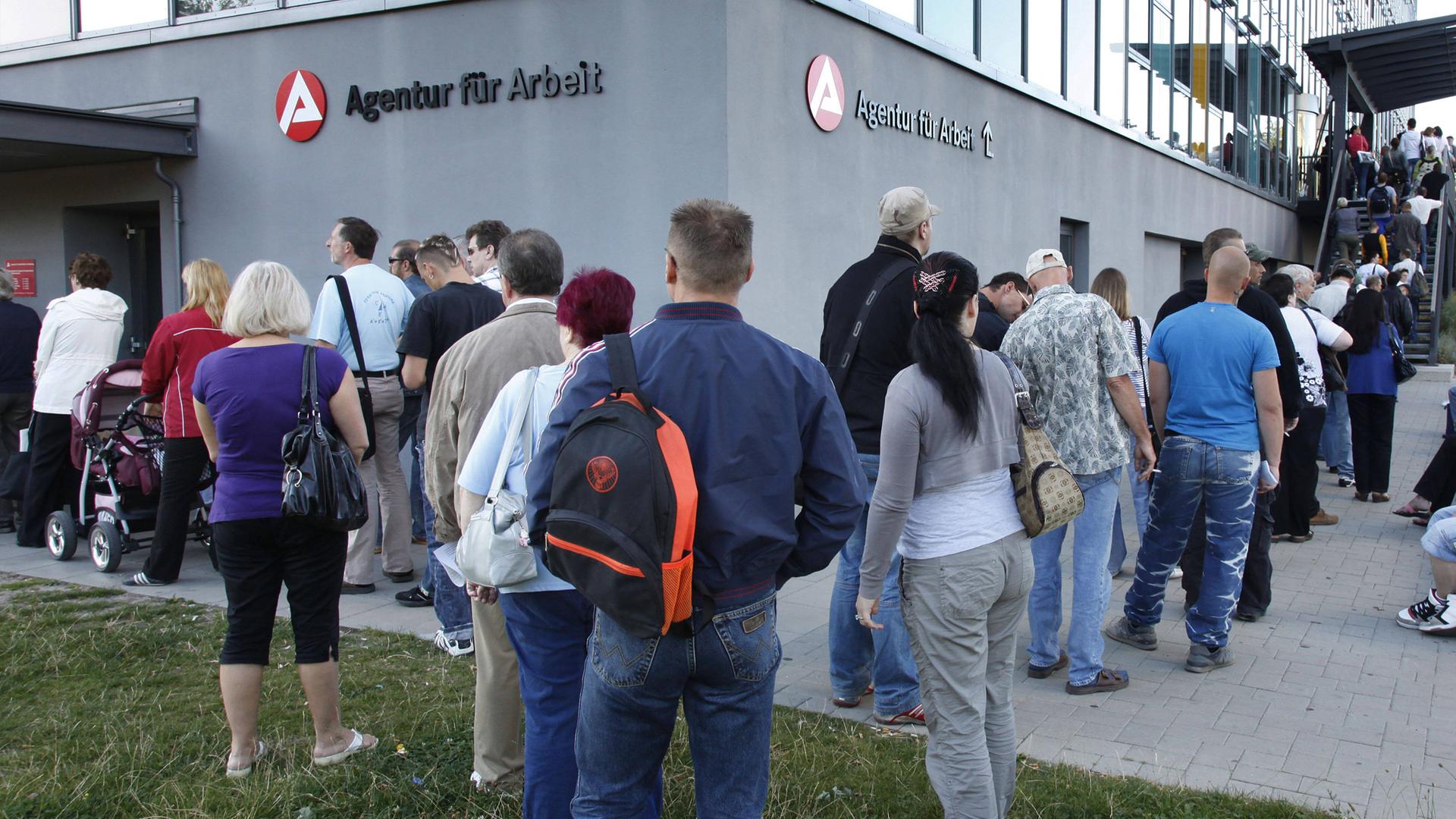 Archiv: Warteschlange von Arbeitssuchenden vor einem Jobcenter