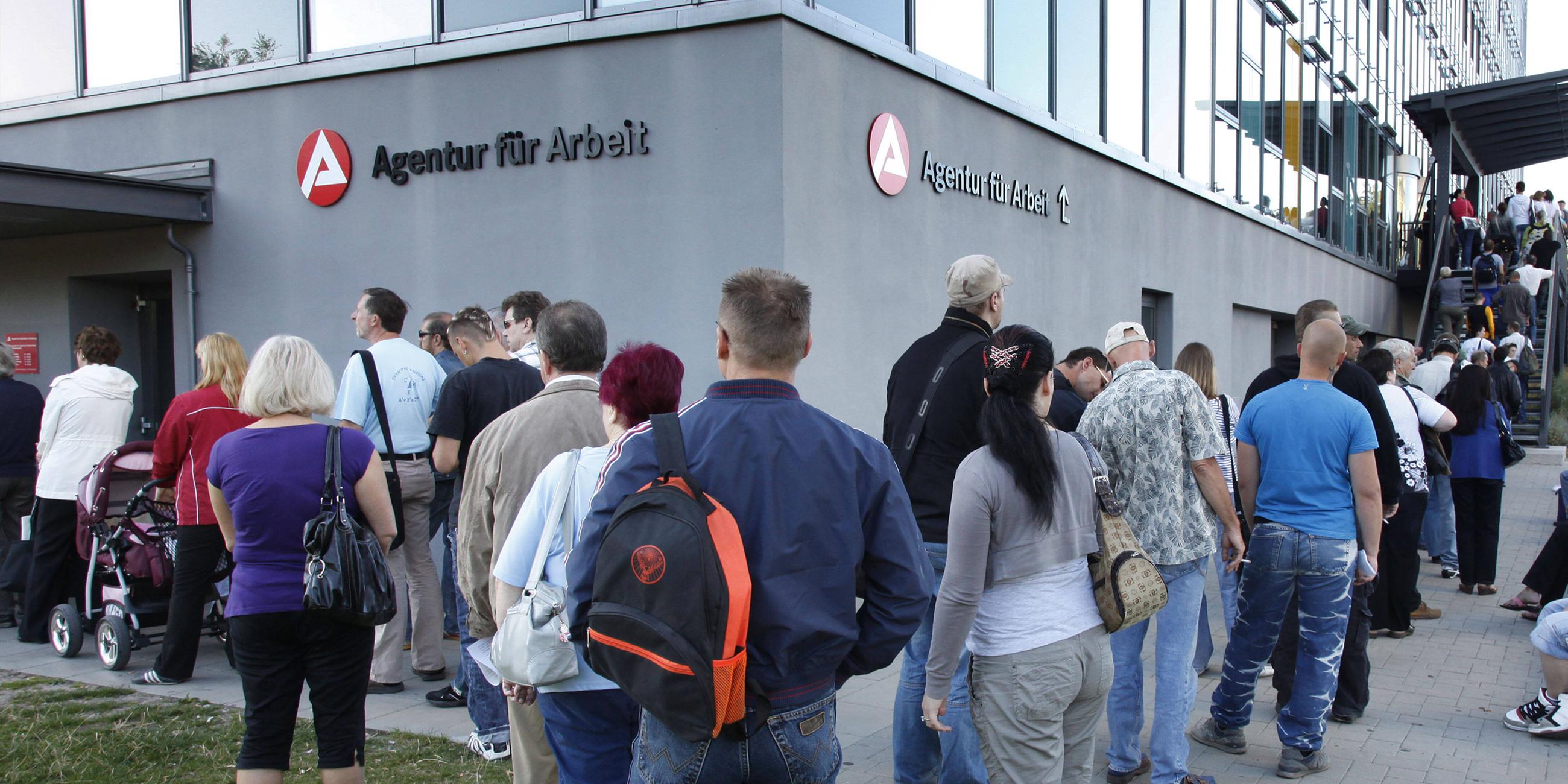 Archiv: Warteschlange von Arbeitssuchenden vor einem Jobcenter
