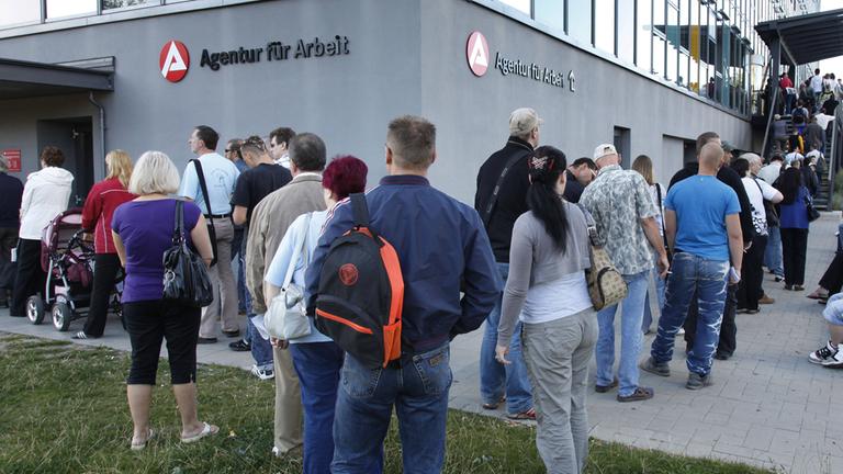 Archiv: Warteschlange von Arbeitssuchenden vor einem Jobcenter