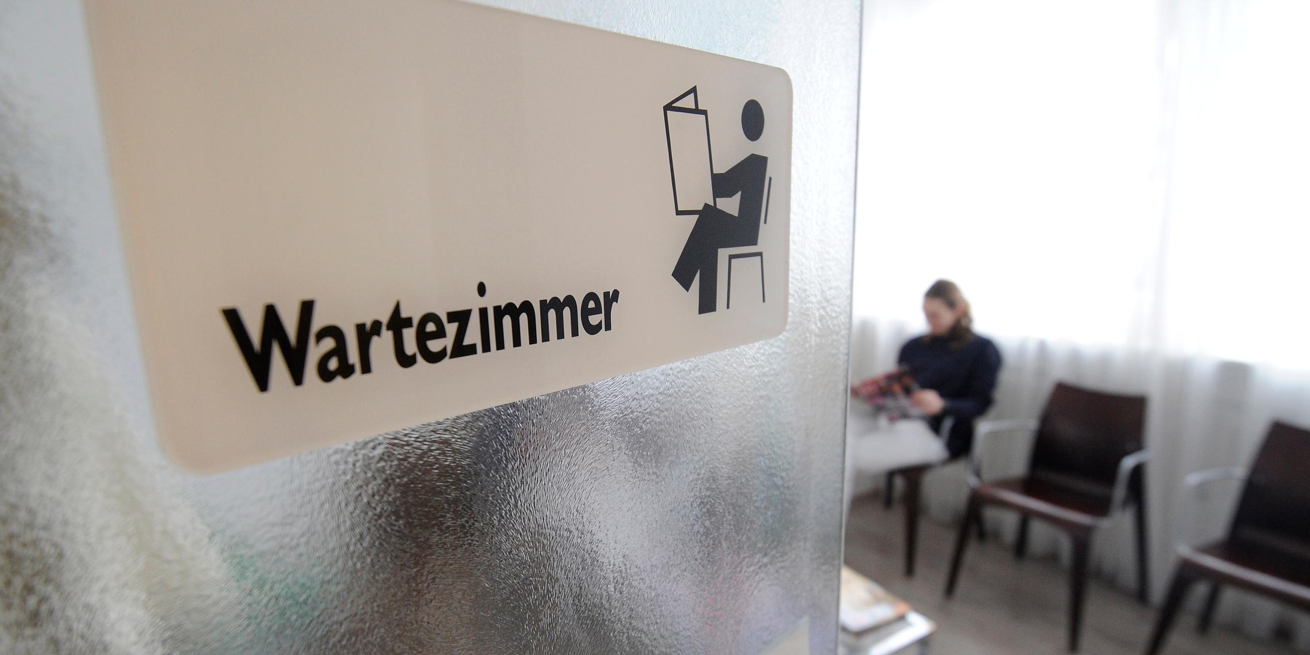 Patientin sitzt in einem Wartezimmer