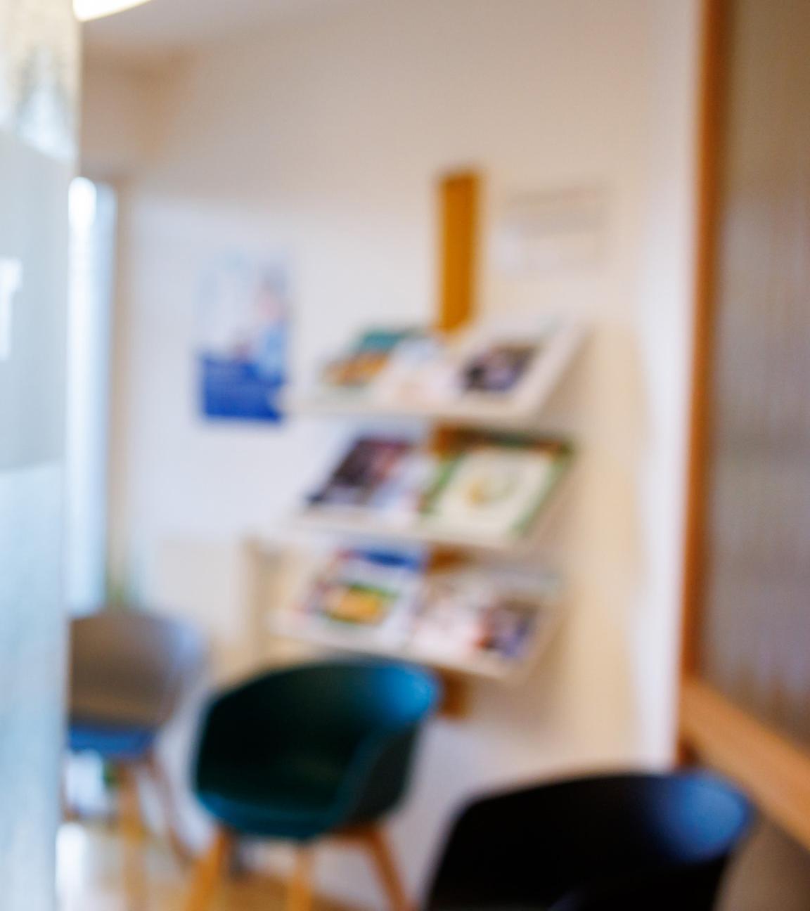 Auf einer Glastür die in ein Wartezimmer führt, steht der Schriftzug "Wartezimmer". (Symbolbild)