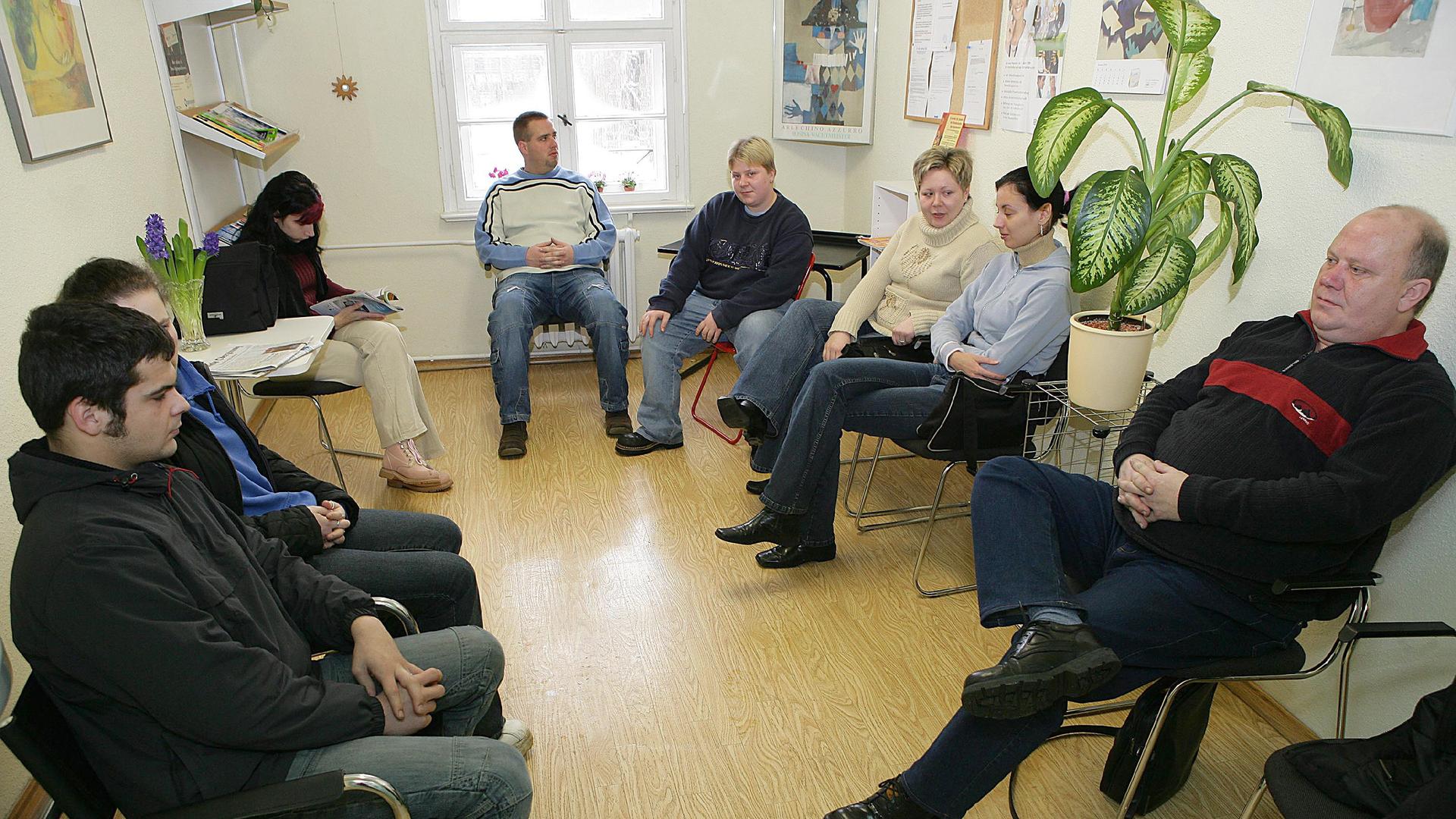 Patienten in einem Wartezimmer einer Arztpraxis