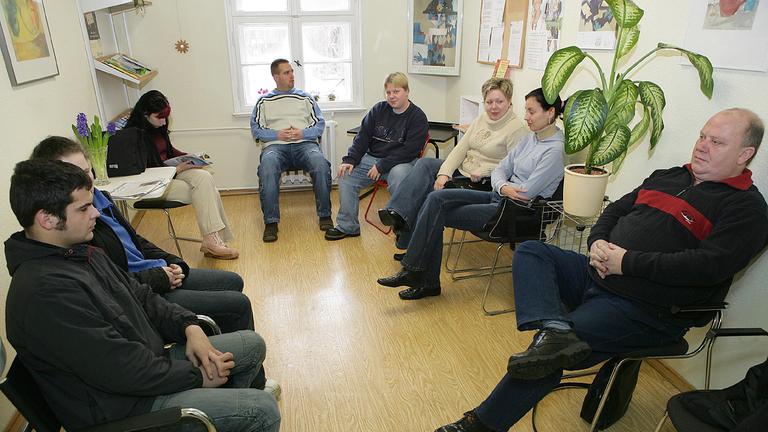 Patienten in einem Wartezimmer einer Arztpraxis