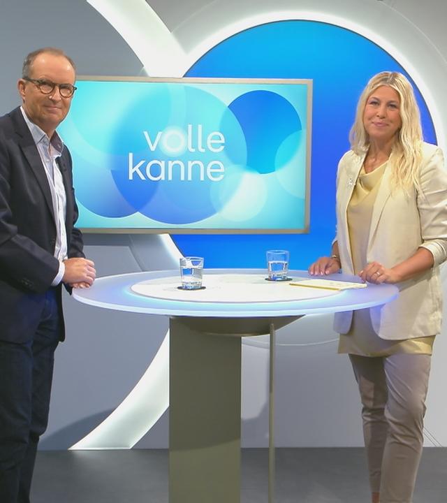 Dr. Christoph Specht und Nadine Krüger am Tisch