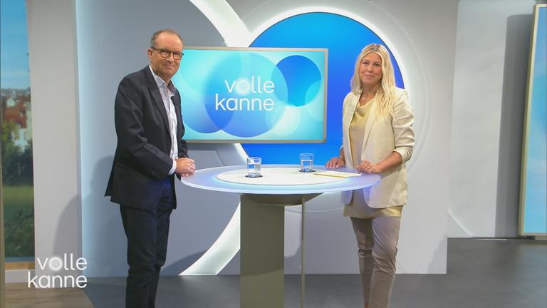 Dr. Christoph Specht und Nadine Krüger am Tisch