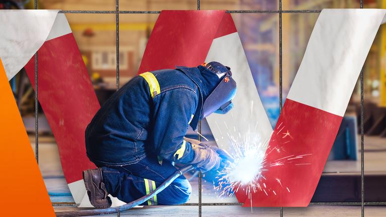 Eine Person schweißt etwas, Baustellenband im Hintergrund