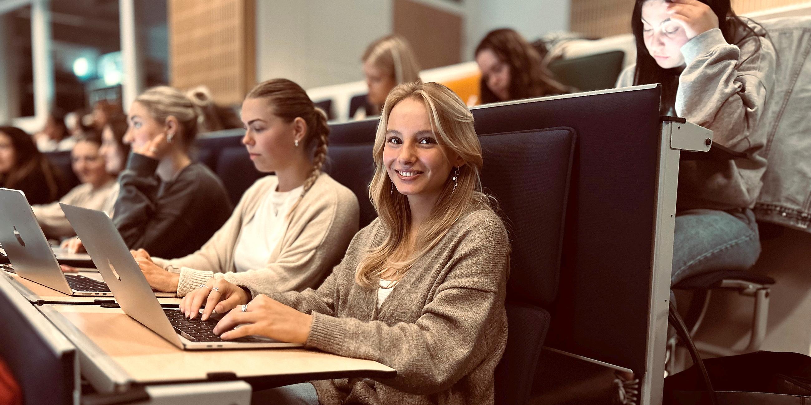 StudentInnen in einem Hörsaal