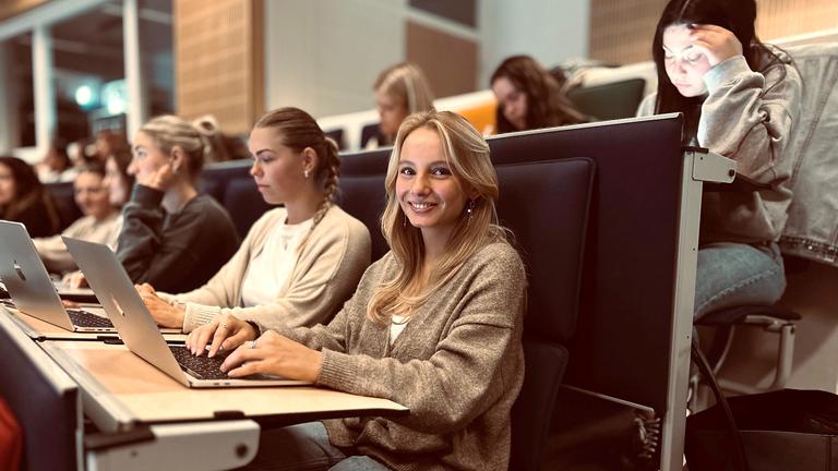 StudentInnen in einem Hörsaal