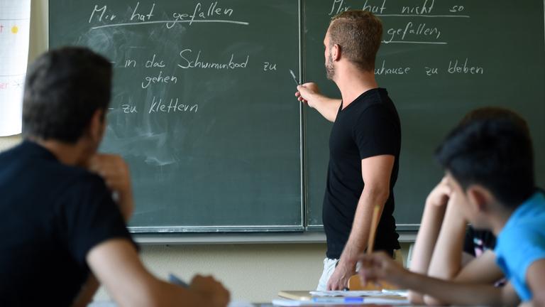 Der Lehrer Florian Schempp unterrichtet am 31.08.2015 an der Friedenauer Gemeinschaftsschule/1. Gemeinschaftsschule Schöneberg in Berlin in einer Willkommensklasse deutsch