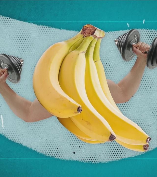 Symbolbild: Banane und Arme mit Hanteln dahinter