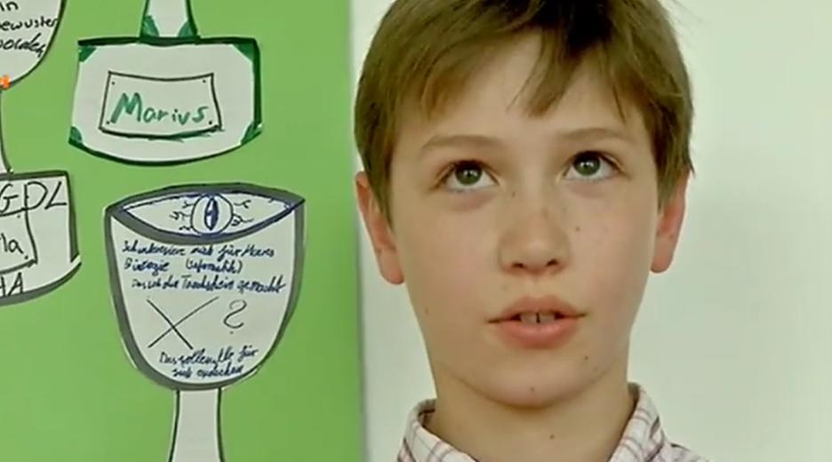 Junge im Karohemd schaut nachdenklich nach oben.