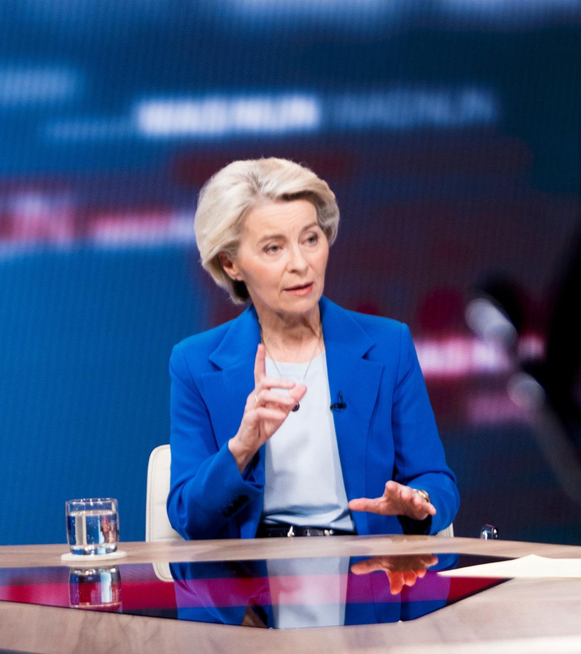 "Was nun, Frau von der Leyen?": Ursula von der Leyen sitzt an einem Tisch.