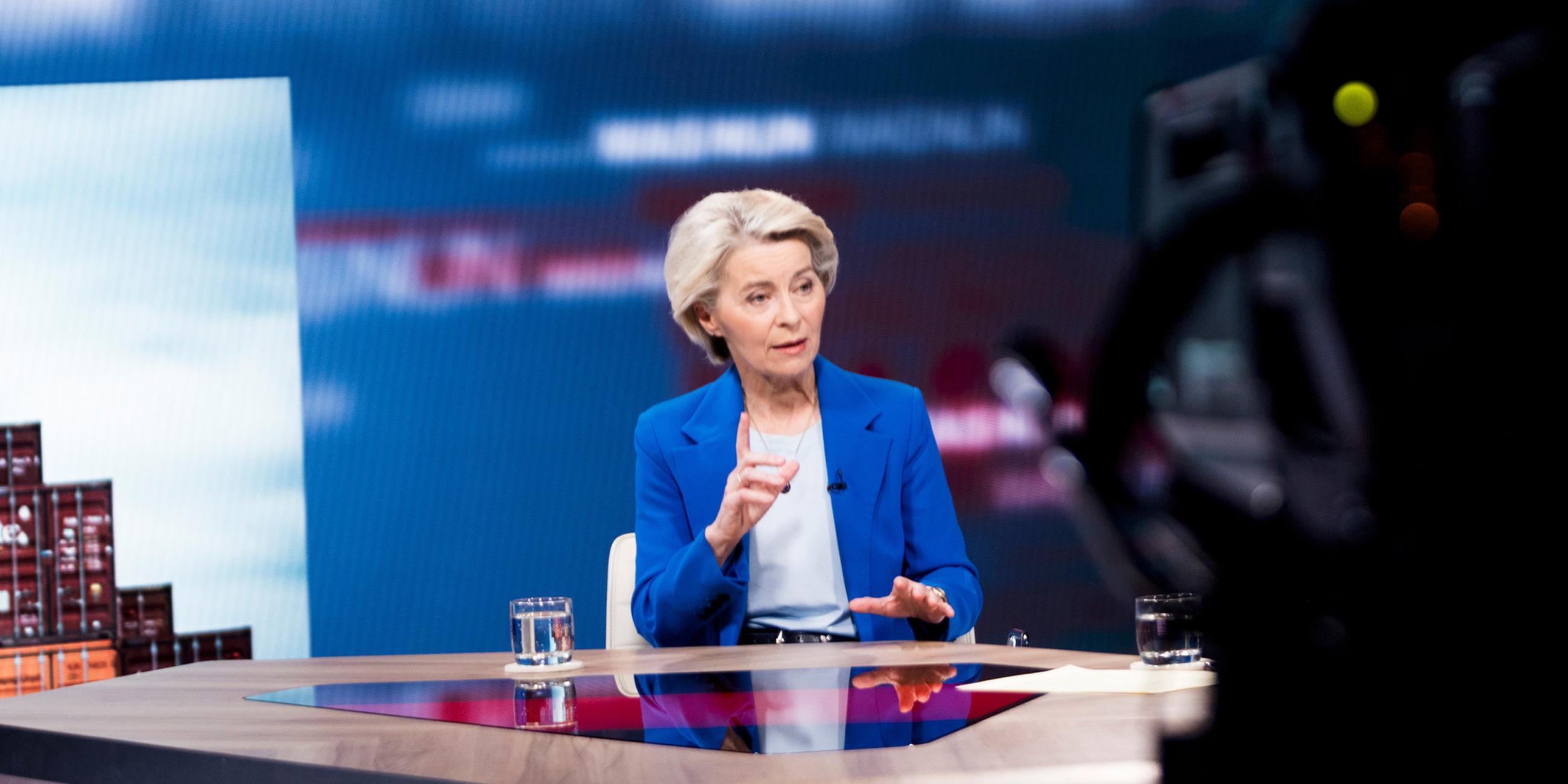 "Was nun, Frau von der Leyen?": Ursula von der Leyen sitzt an einem Tisch.