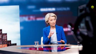 "Was nun, Frau von der Leyen?": Ursula von der Leyen sitzt an einem Tisch.