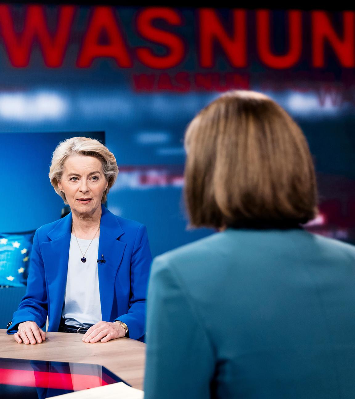 Frau von der Leyen sowie Bettina Schausten im Gespräch.