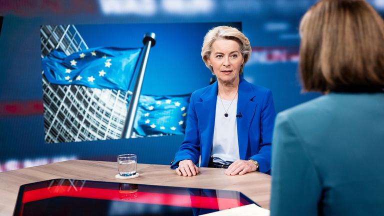 Frau von der Leyen sowie Bettina Schausten im Gespräch.