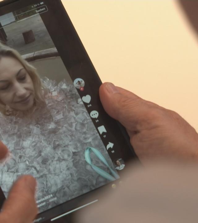 Handy-Bildschirm mit einem TikTok-Video