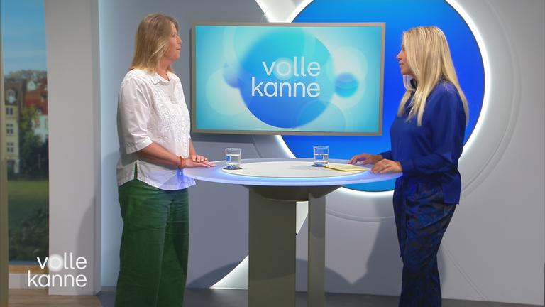 Etta Hallenga und Nadine Krüger an der "Volle Kanne" Theke