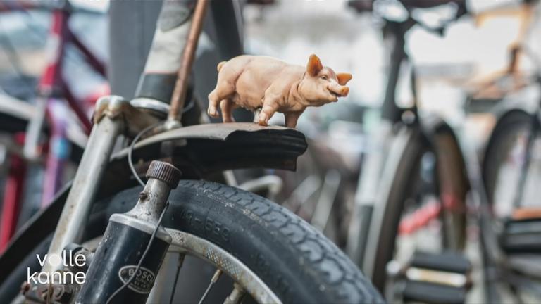 ein Glücksschwein auf dem Schutzblech eines Fahrrads