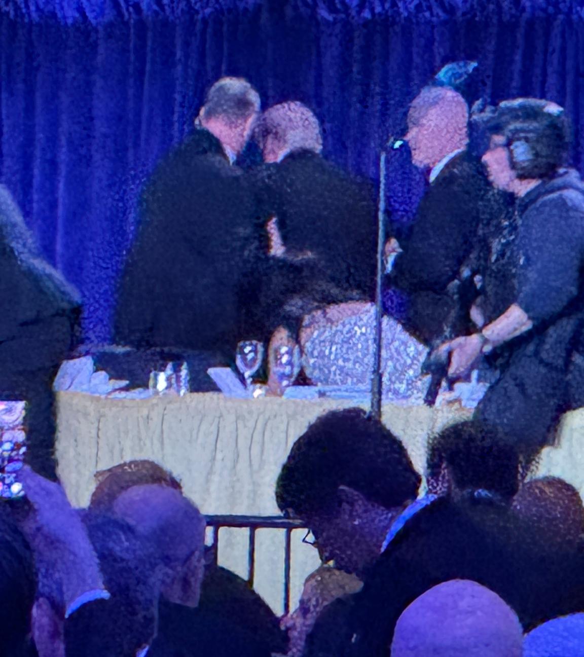 US-Geheimdienstmitarbeiter umringen US-Präsident Donald Trump, dritter von links.