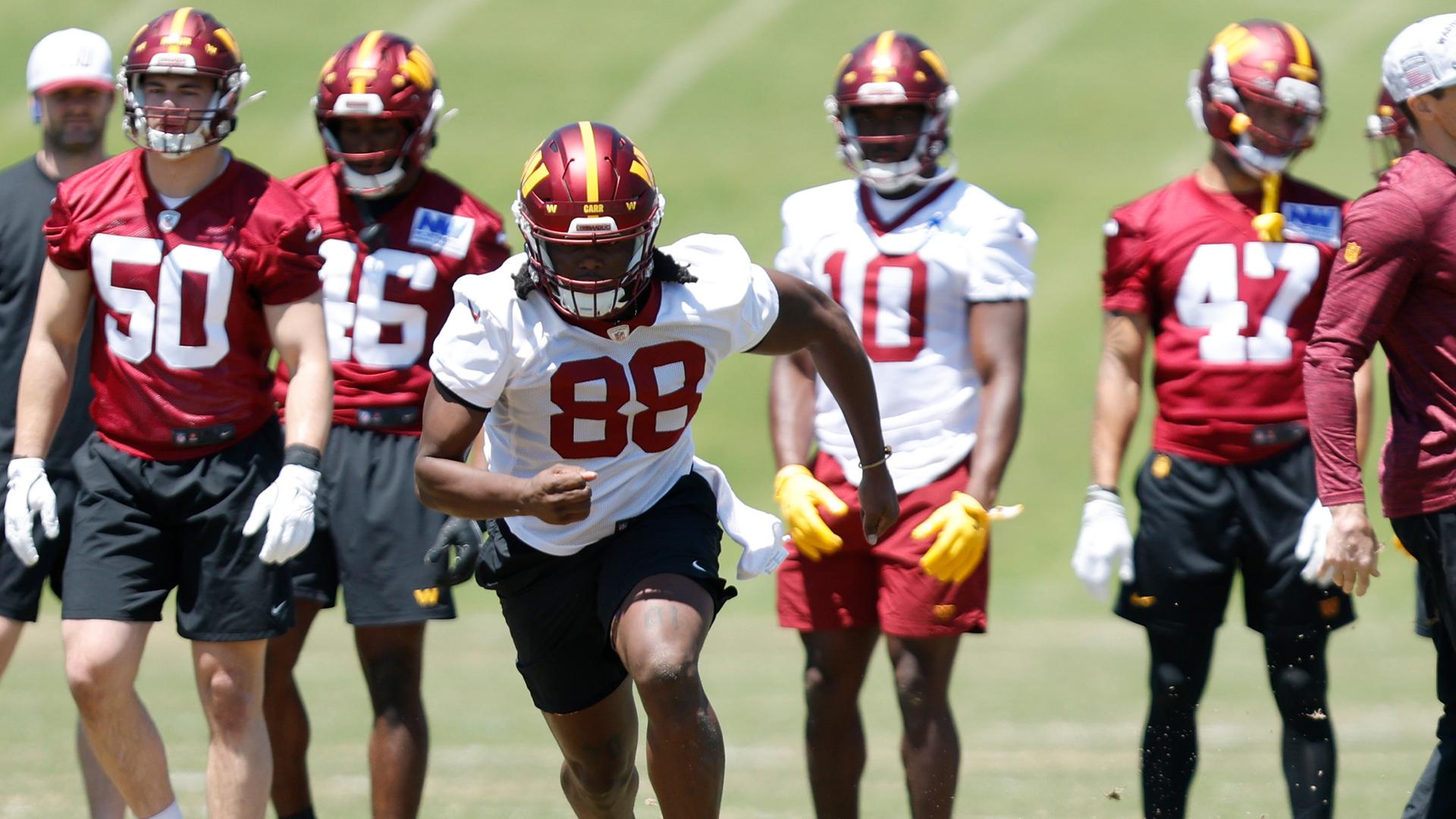 Mitglieder der Footballmannschaft von den Washington Commanders während des Trainings am 10. Mai 2025.