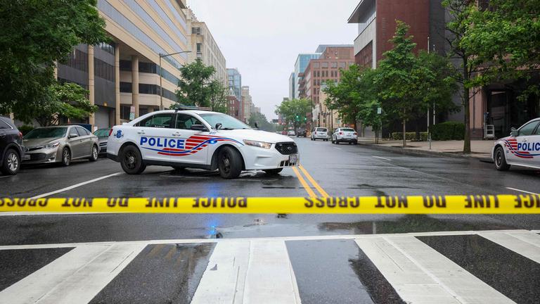 Polizei und Einsatzkräfte am Tatort, an dem gestern Abend am 22. Mai 2025 im Außenbereich einer Veranstaltung im Capital Jewish Museum in Washington, D.C. zwei Mitarbeiter der israelischen Botschaft getötet wurden.