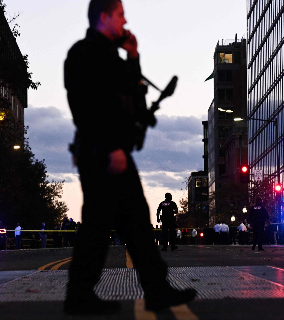 Ein Sicherheitsbeamter patrolliert nahe des Tatorts in Washington DC.