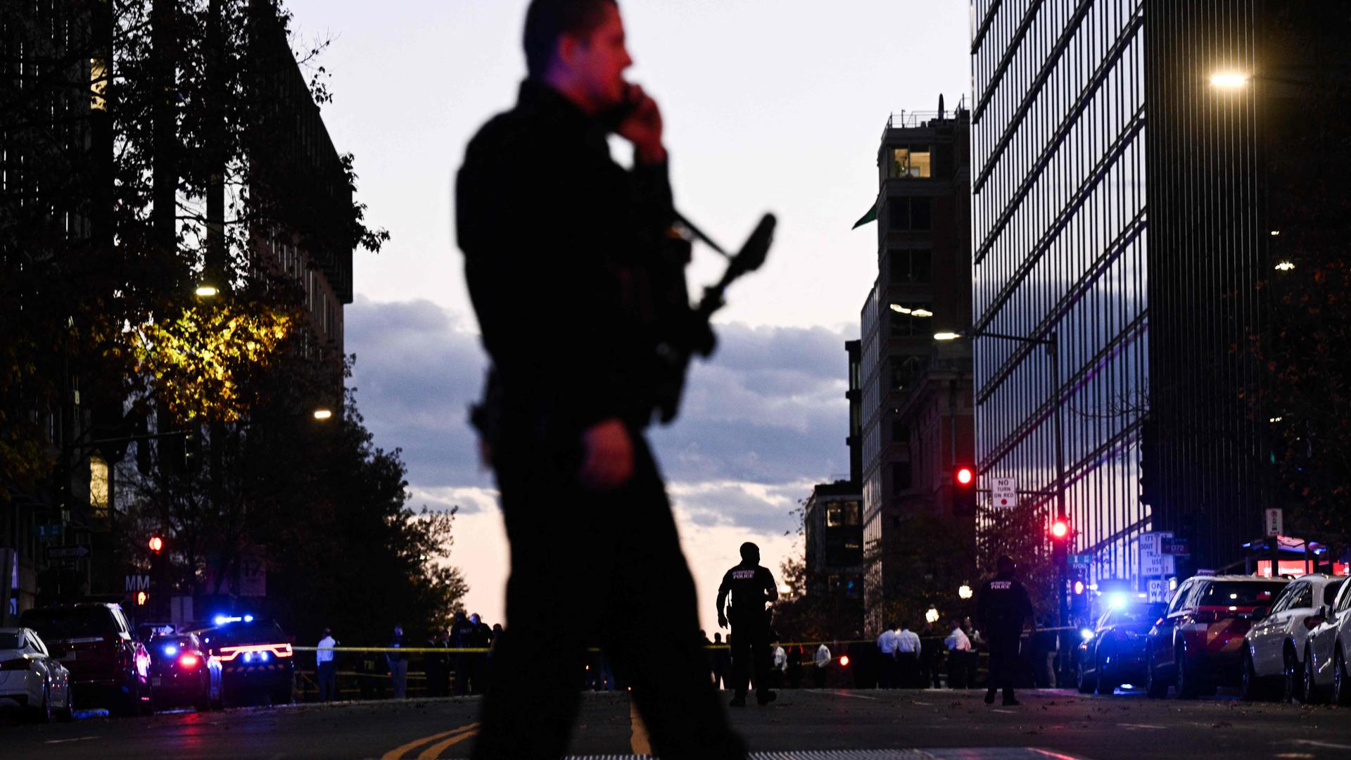Ein Sicherheitsbeamter patrolliert nahe des Tatorts in Washington DC.