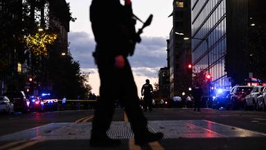 Ein Sicherheitsbeamter patrolliert nahe des Tatorts in Washington DC.