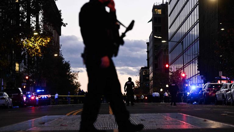 Ein Sicherheitsbeamter patrolliert nahe des Tatorts in Washington DC.