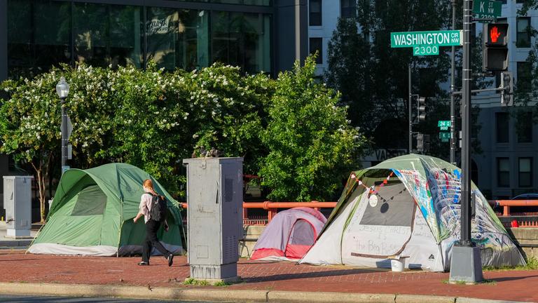 Zelte stehen in der Innenstadt auf dem Gehweg am Washington Circle.